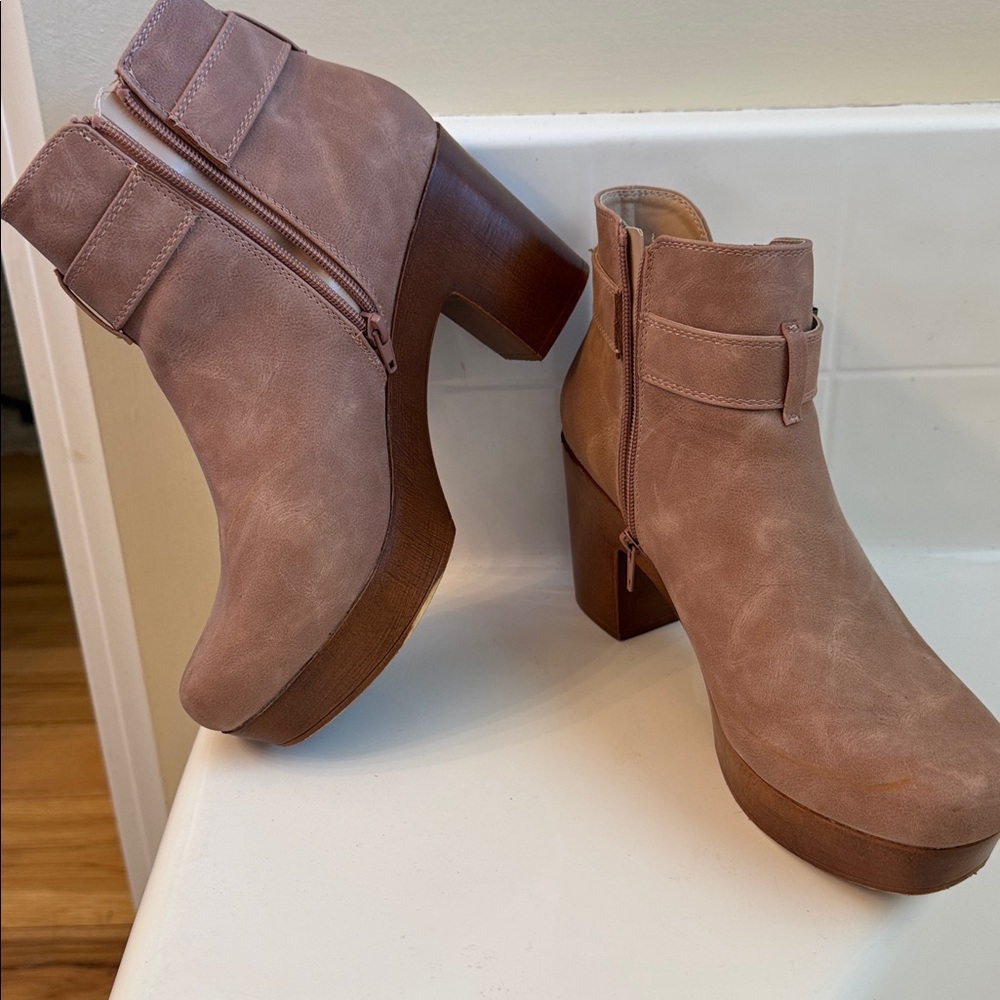 Wonderly Blush Clog Booties Faux Leather Boots ✨ Size 9.5